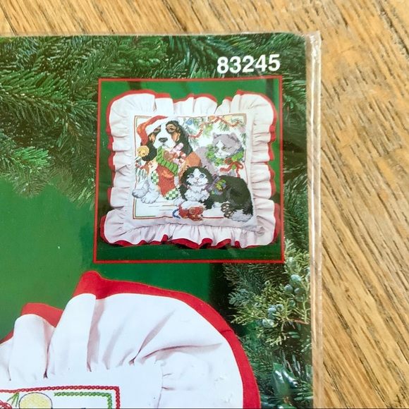 Bucilla SEALED 1995 Santa Paws STAMPED CROSS STITCH KIT Picture Pillow NEW - Picture 2 of 5